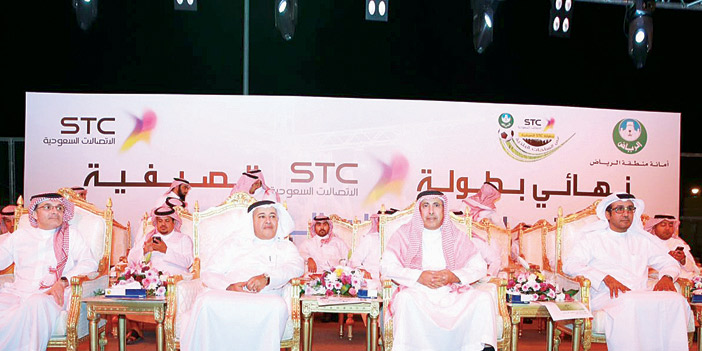  المهندس السلطان والدكتور البياري وأمجد شاكر أثناء حضور المباراة النهائية