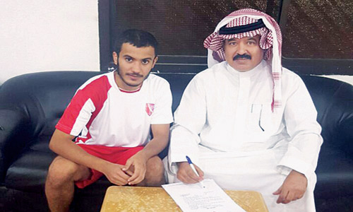  الحجاج مع الشمري أثناء التوقيع