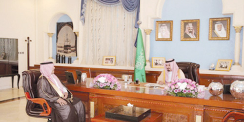  الأمير فهد بن بدر خلال استقباله الرويلي