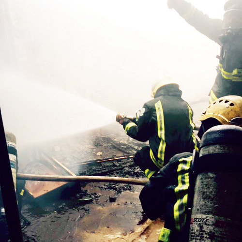  رجالات الدفاع المدني لدى مباشرتهم الحريق