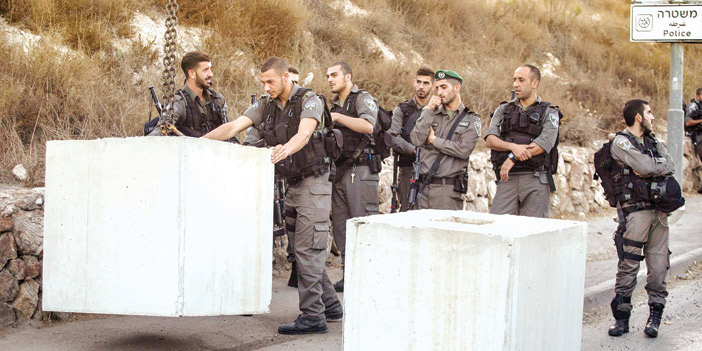   جنود الاحتلال يقومون بوضع حواجز اسمنتية على مداخل القدس