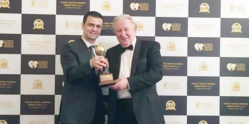  المدير خلال تسلمه الجائزة