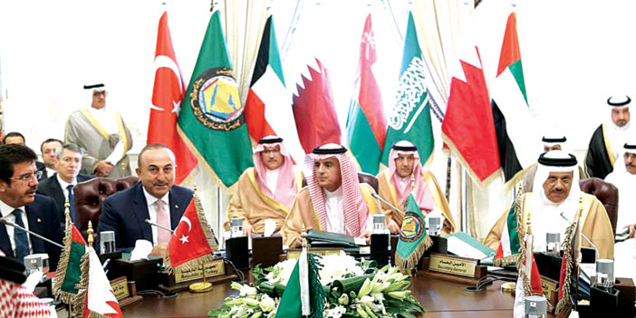  الجبير يتوسط وزير الخارجية التركي والأمين العام لمجلس التعاون