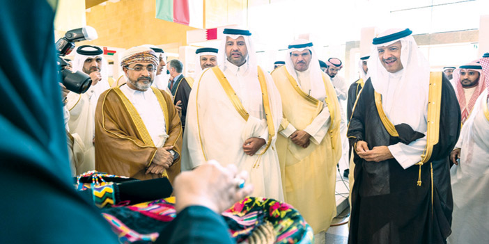  سموه خلال زيارته لمعرض الحرف برفقة وزراء السياحة بدول مجلس التعاون