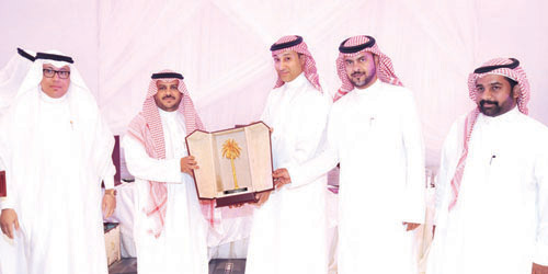  تقديم الهدايا والدروع لرؤساء الاقسام ومنسوبي وموظفي البلدية