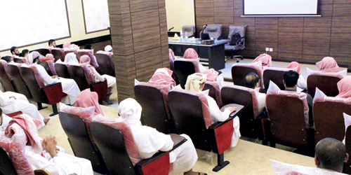  عدد من النزلاء أثناء حضورهم إحدى الدورات