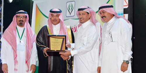   السهلي مع عدد من الحضور