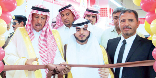  محافظ عيون الجواء وعبدالعزيز بن عبدالله العثيم يقصان شريط الافتتاح