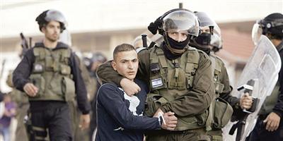 الاحتلال يعتقل 18 فلسطينياً ويُصيب العشرات في مواجهات مخيم رام الله 