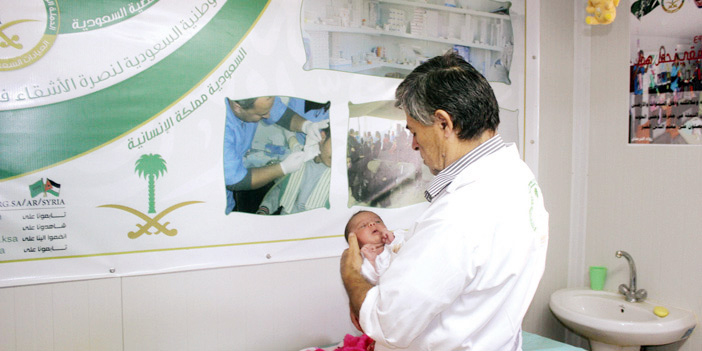  طبيب يحتضن مولودا بعد تلقيه اللقاح