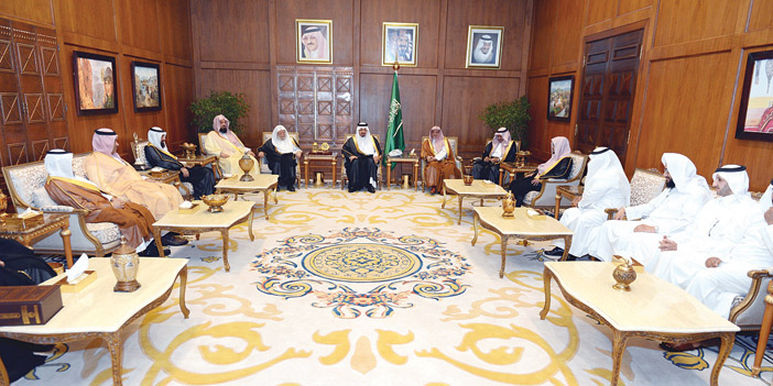  الأمير فيصل بن خالد ملتقيًا ضيوف المؤتمر