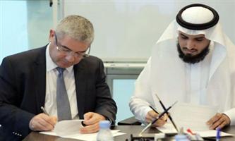 «العمل» توقع اتفاقية لتوظيف 300 سعودية وتخصيص أماكن للأسر المنتجة 