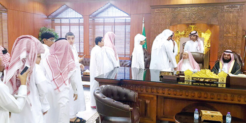  صورة الطلاب مع مفتي عام المملكة