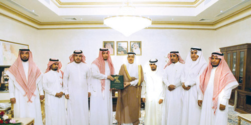  الأمير مشعل ومدير وأعضاء الجمعية