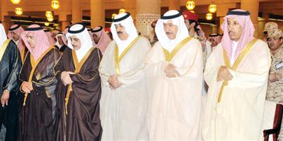 الأمير متعب بن عبدالله يؤدي الصلاة على الأمير عبدالعزيز بن عياف 
