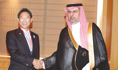  الأمير عبدالله بن مساعد مع وزير الرياضة الياباني