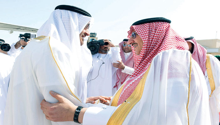   الأمير محمد بن نايف والأمير محمد بن سلمان خلال استقبالهما الشيخ محمد بن زايد