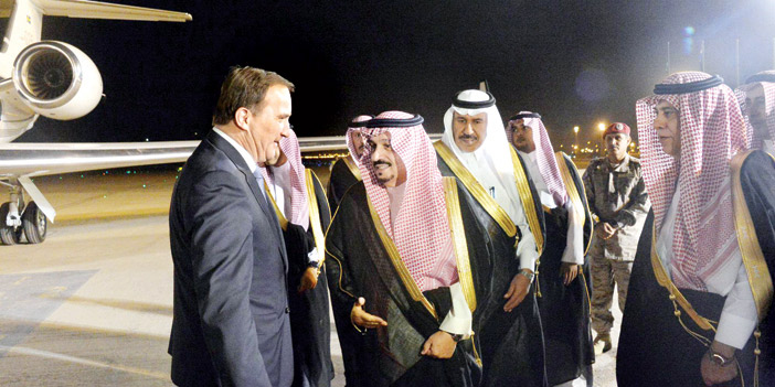  الأمير فيصل بن بندر مستقبلاً رئيس وزراء السويد لدى وصوله إلى الرياض