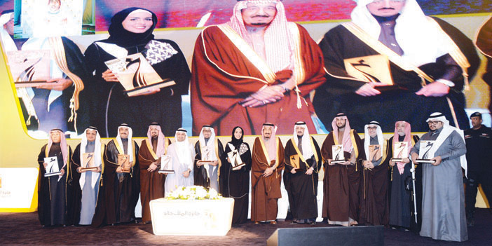  الفائزون بجائزة الملك خالد العام الماضي بجانب خادم الحرمين الشريفين