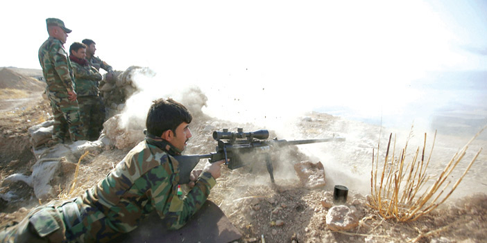   مقاتل من البيشمركة أثناء الاشتباك مع قوات داعش قرب الموصل