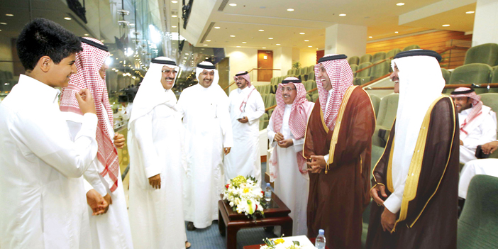  الأستاذ صالح الحمادي وأبناؤه في لقاء جانبي بعد مشاركة إسطبل الحمادي في السباق