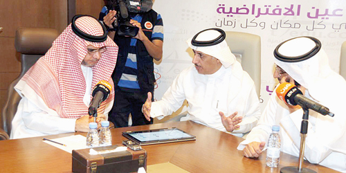  د. العيسى خلال تدشينه مدرسة عين الافتراضية