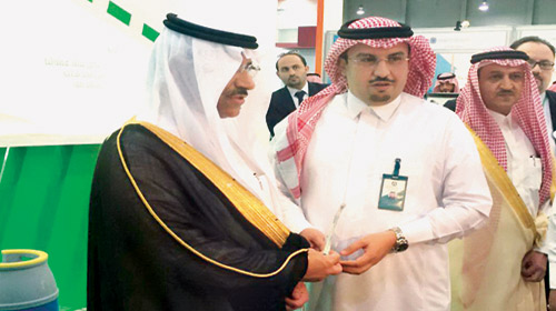  خالد البتال يسلم الدرع لشركة غازكو