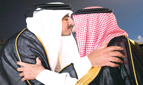  خادم الحرمين مودعا أمير قطر لدى مغادرته الدوحة