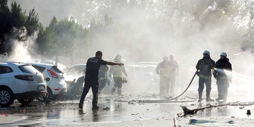  رجال الإطفاء يحيطون بموقع الانفجار في مدينة إنطاليا