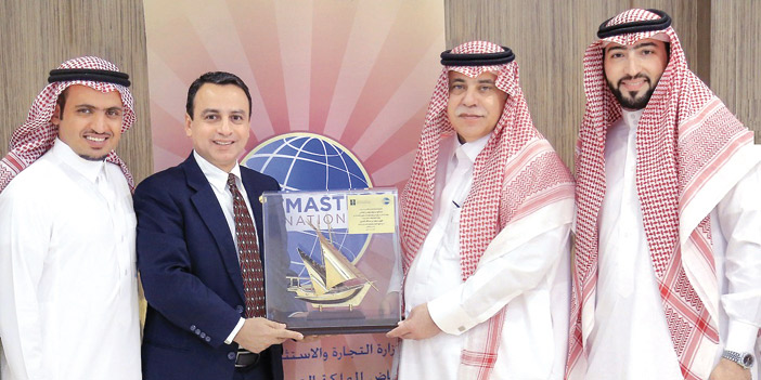  وزير التجارة والاستثمار يكرِّم رئيس قطاع التوستماسترز في المملكة