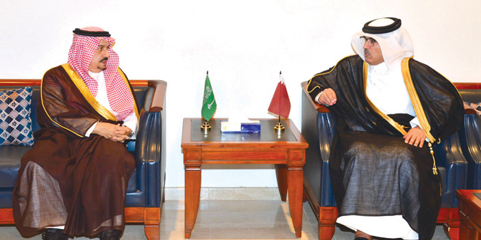  الأمير فيصل بن بندر خلال زيارته السفارة القطرية معزيا