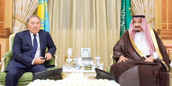 خادم الحرمين خلال جلسة مباحثاته مع رئيس كازاخستان