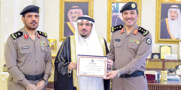  الأمير فيصل بن مشعل خلال تكريم الضباط