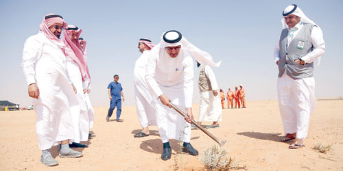   المحافظ ورئيسّي البلدية واللجنة يدشنون المشروع