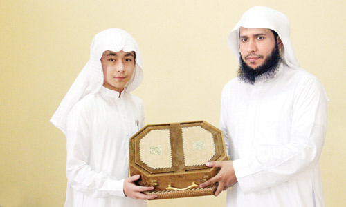  الطالب مع معلمه صالح الغامدي