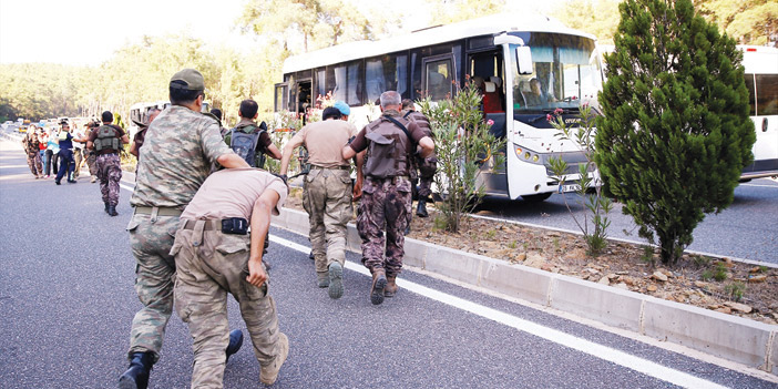  قوات الشرطة التركية تعتقل مجموعة من أفراد الأمن المشتبه بهم في الانقلاب