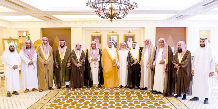  الأمير فيصل بن مشعل مع أعضاء جمعية تحفيظ رياض الخبراء