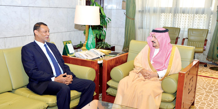  الأمير فيصل بن بندر خلال استقباله السفير السوداني