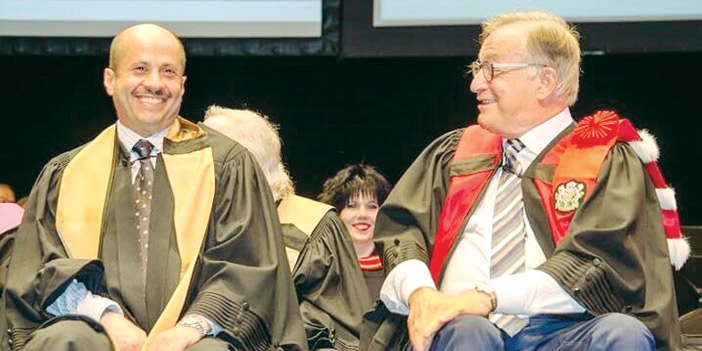  السفير السديري بزي الخريجين