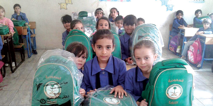 الحملة السعودية تنهي المحطة الـ(14) من توزيع الحقائب على أبناء السوريين في إربد 