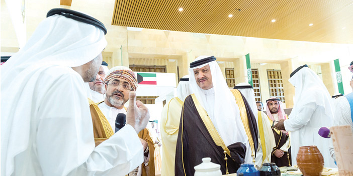  الأمير سلطان بن سلمان أثناء زيارته للمعرض