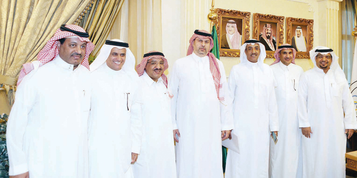  الأمير عبدالله في لقطة جماعية مع ممثلي الأندية