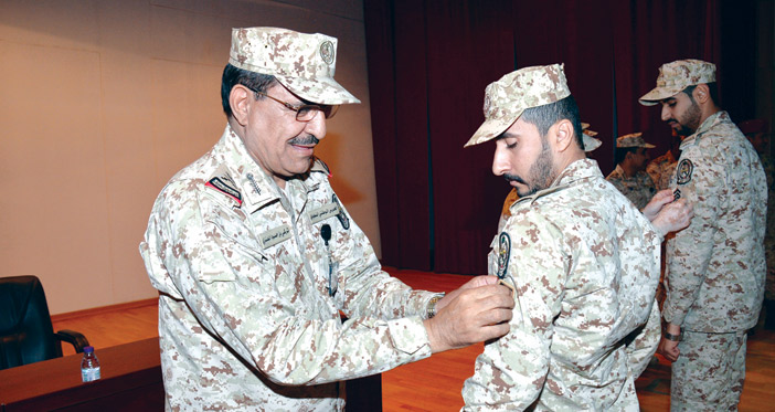  اللواء العنزي خلال تقليد الأفراد رتبهم الجديدة