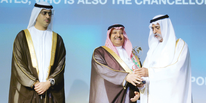  الشيخ نهيان بن مبارك آل نهيان يُسلم الجائزة إلى الدكتور سلطان السديري