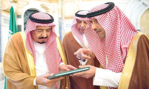  الملك خلال تسلمه نسخة من التقرير السنوي لديوان المراقبة العامة