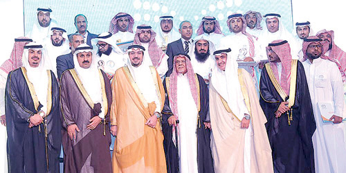  لقطة جماعية للمكرمين مع سموه وراعي الجائزة الشيخ الخضير