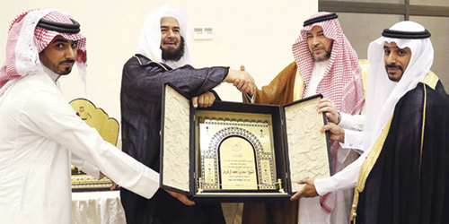  تكريم إدارة الجمعية لتحفيظ القرآن الكريم للسديري