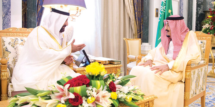  خادم الحرمين الشريفين خلال استقباله سفير الإمارات لدى المملكة