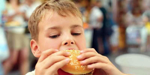 إعلانات إلكترونية تدفع الأطفال لتناول وجبات ضارة بالصحة 