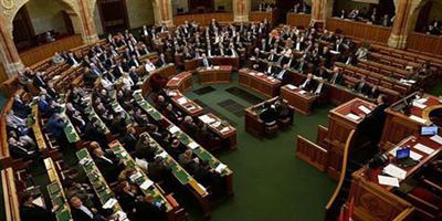 البرلمان المجري يرفض بأغلبية ضئيلة حظر إعادة توطين المهاجرين 